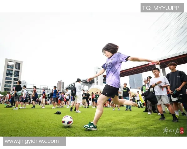 七号球星足球传奇:从绿茵场到全球偶像的崛起与挑战